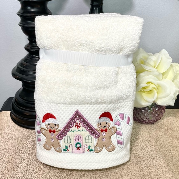NWT Set of 2 GINGERBREAD MAN/ CANDY CANE/ GINGERBREADHOUSE Bathroom Hand Towels - Picture 4 of 7